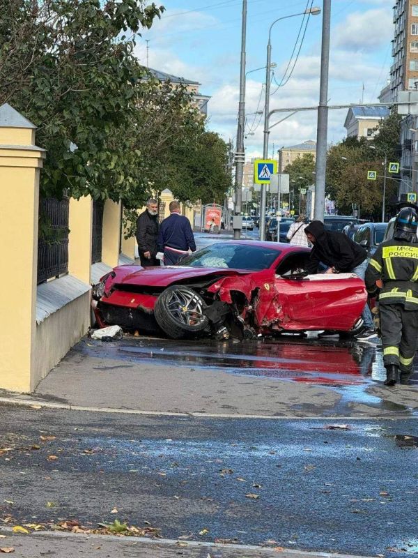 Красная Ferrari 812 Superfast за 20-30 млн рублей влетела в ограждение в центре Москвы Красная Ferrari 812 Superfast за 20-30 млн рублей влетела в ограждение в центре Москвы