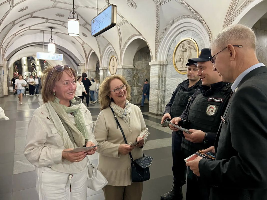 Праздник в подземке: полицейские поздравили москвичей с Днем города Праздник в подземке: полицейские поздравили москвичей с Днем города