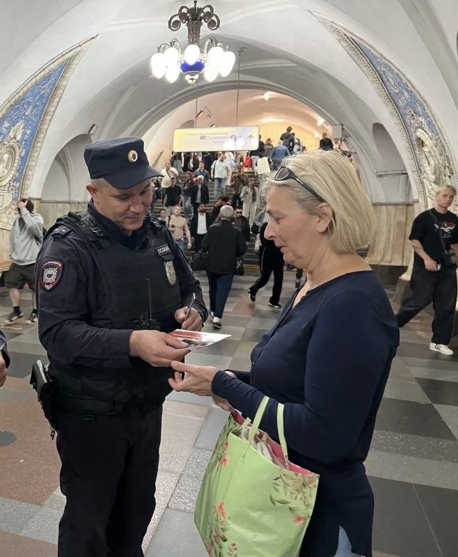 Праздник в подземке: полицейские поздравили москвичей с Днем города