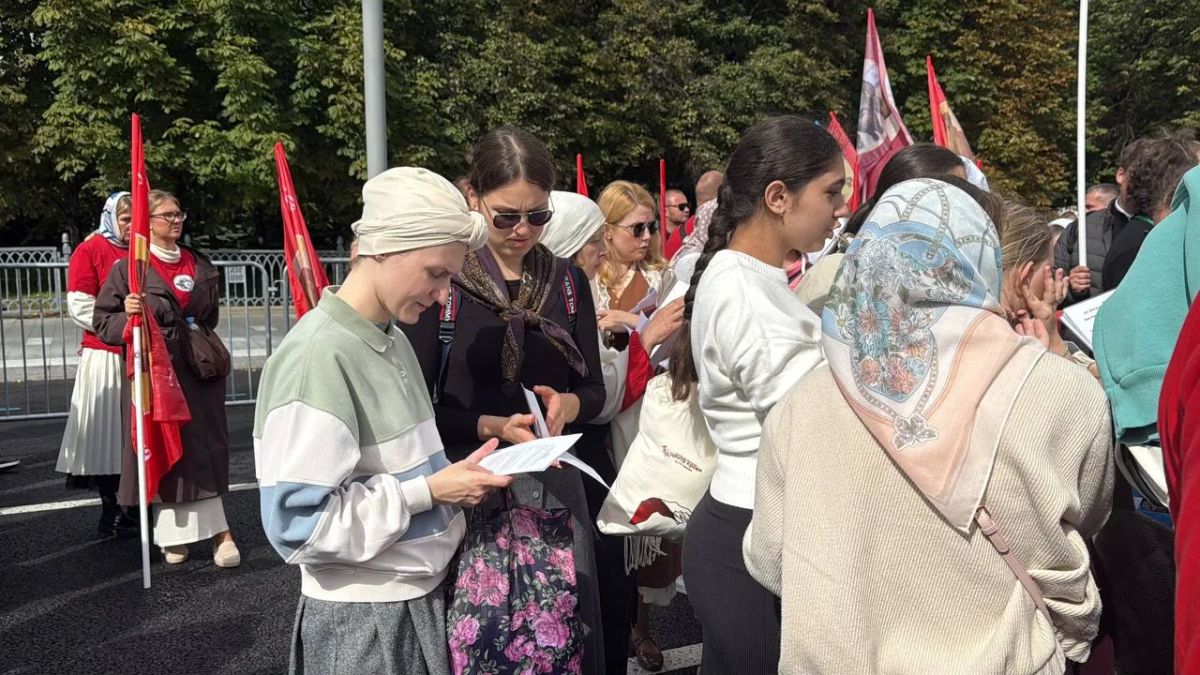 Тысячи верующих собрались в Москве на Общемосковский крестный ход Тысячи верующих собрались в Москве на Общемосковский крестный ход