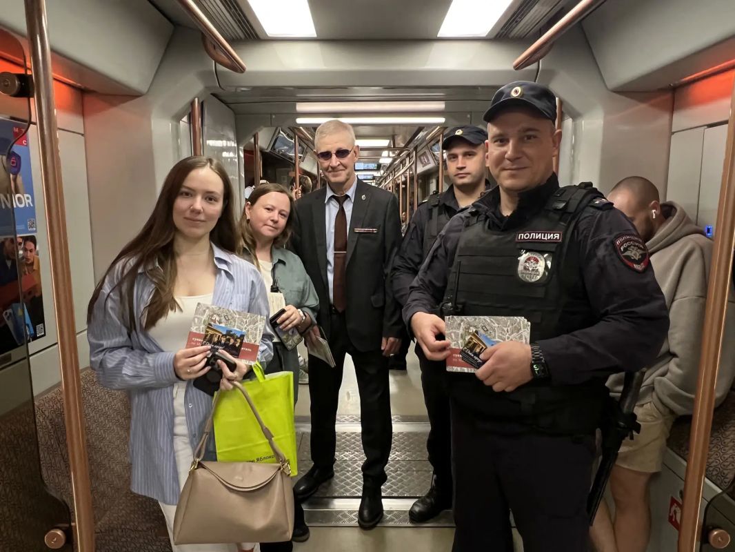 Праздник в подземке: полицейские поздравили москвичей с Днем города Праздник в подземке: полицейские поздравили москвичей с Днем города
