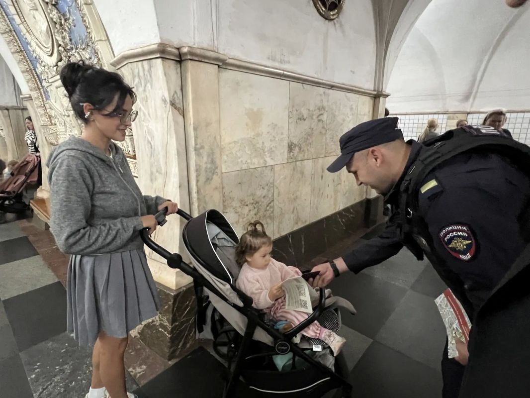 Праздник в подземке: полицейские поздравили москвичей с Днем города Праздник в подземке: полицейские поздравили москвичей с Днем города
