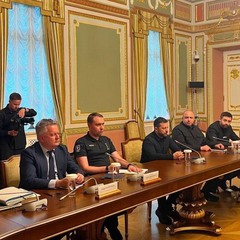 Первый раунд переговоров Владимира Зеленского со Стивом Уиткоффом и Джаредом Кушнером в Киеве продолжался около четырёх часов Первый раунд переговоров Владимира Зеленского со Стивом Уиткоффом и Джаредом Кушнером в Киеве продолжался около четырёх часов