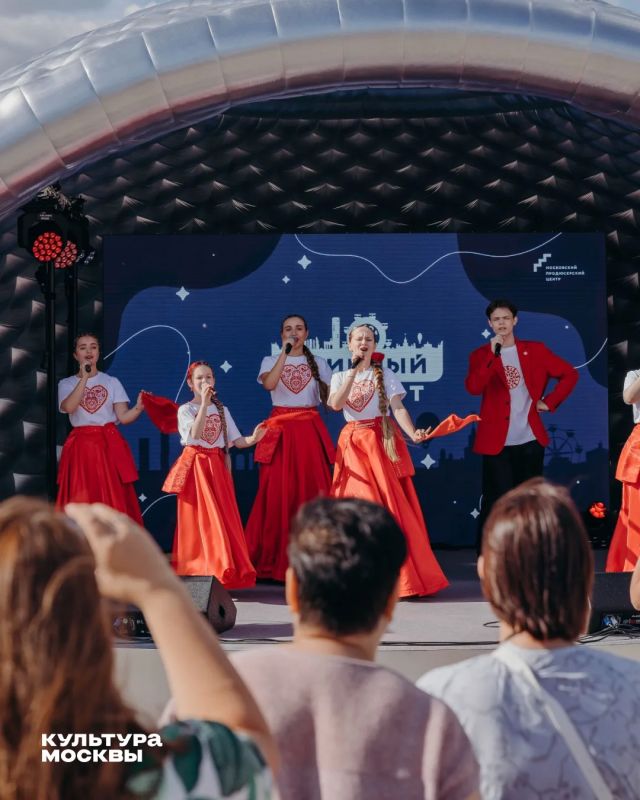 Москва этим летом звучала на улицах, где привыкли спешить по делам Москва этим летом звучала на улицах, где привыкли спешить по делам