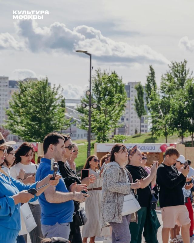 Москва этим летом звучала на улицах, где привыкли спешить по делам