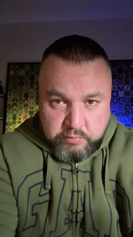 Кадры задержания и допроса агента СБУ, работавшего в посольстве Великобритании в Москве. Он выполнял задания украинского блогера Дмитрия Карпенко — псевдоним "Апостол Дмитрий" (фото) Кадры задержания и допроса агента СБУ, работавшего в посольстве Великобритании в Москве. Он выполнял задания украинского блогера Дмитрия Карпенко — псевдоним "Апостол Дмитрий" (фото)