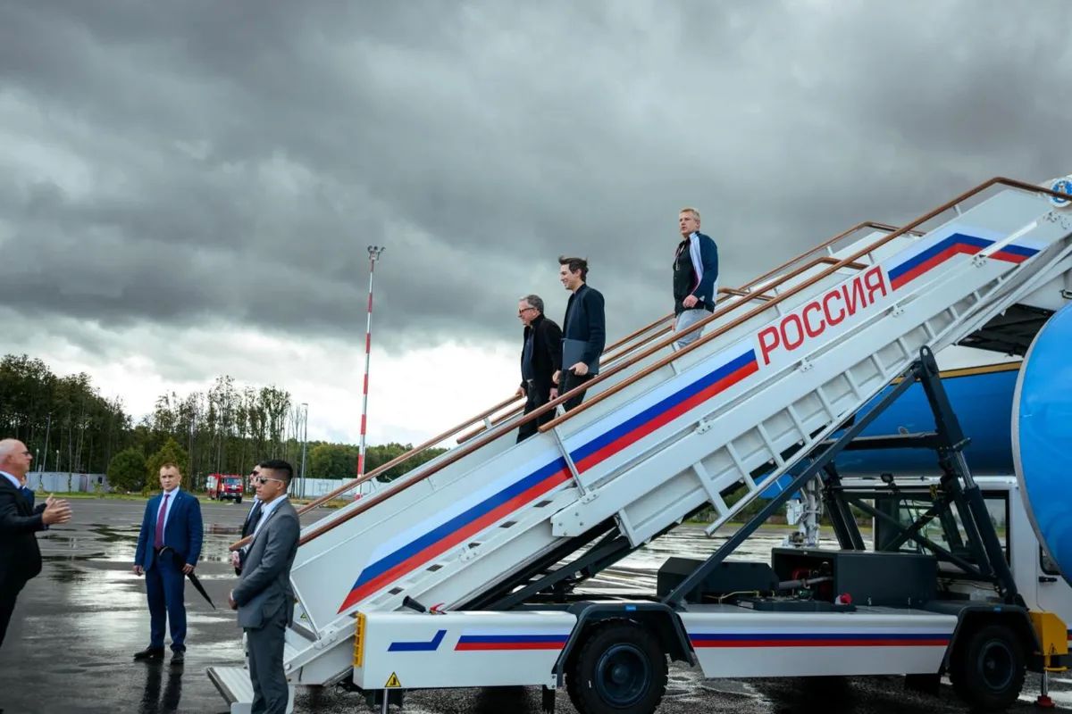 Памятник Ленину, красная папка и просящий Зеленский Памятник Ленину, красная папка и просящий Зеленский