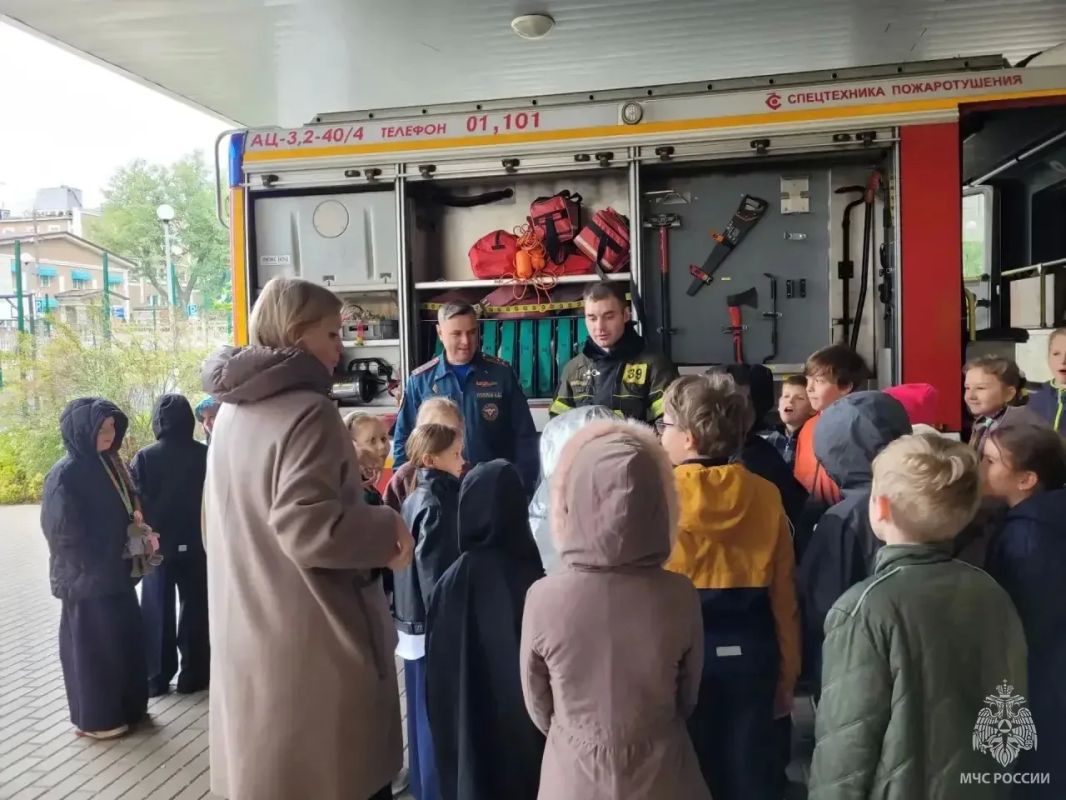 Пожарные Северо-Западного округа провели для школьников показательное занятие