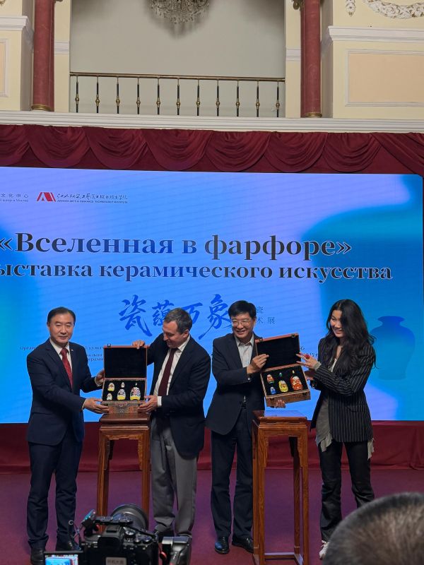 «Вселенная в фарфоре»: в Китайском культурном центре в Москве открылась выставка керамического искусства «Вселенная в фарфоре»: в Китайском культурном центре в Москве открылась выставка керамического искусства