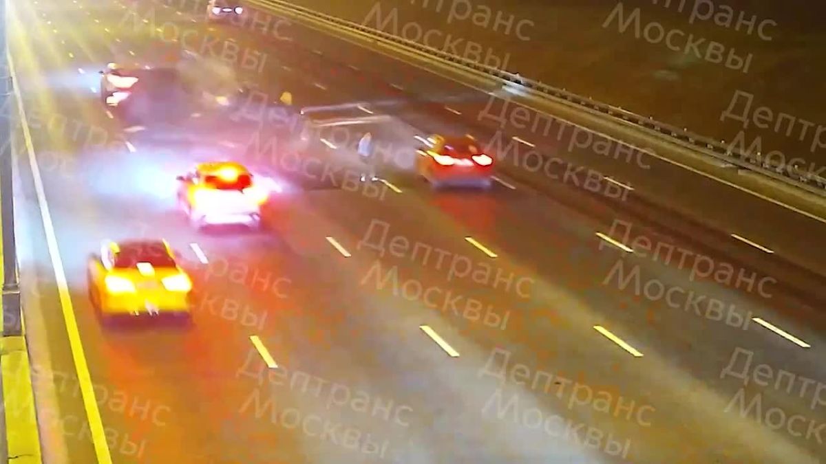 Водитель чудом успел отскочить от летевшей в него машины на МКАД