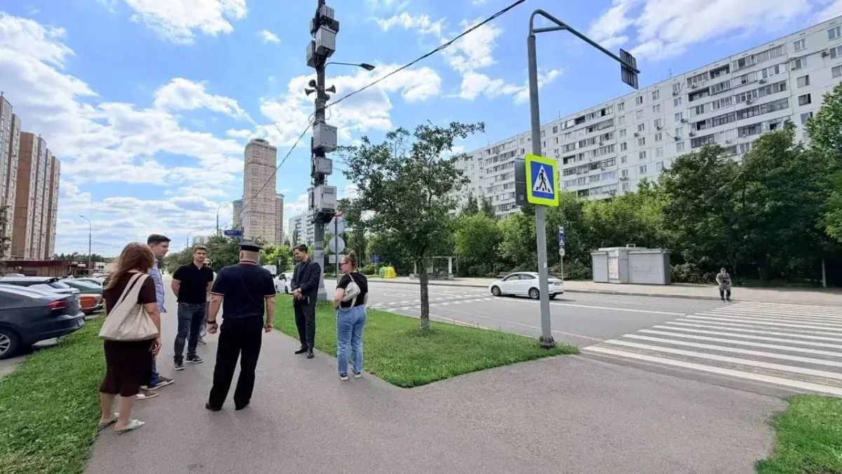 Евгений Попов: На встречах во дворах жители Западного и Северо-Западного округов Москвы поднимали десятки самых разных вопросов Евгений Попов: На встречах во дворах жители Западного и Северо-Западного округов Москвы поднимали десятки самых разных вопросов