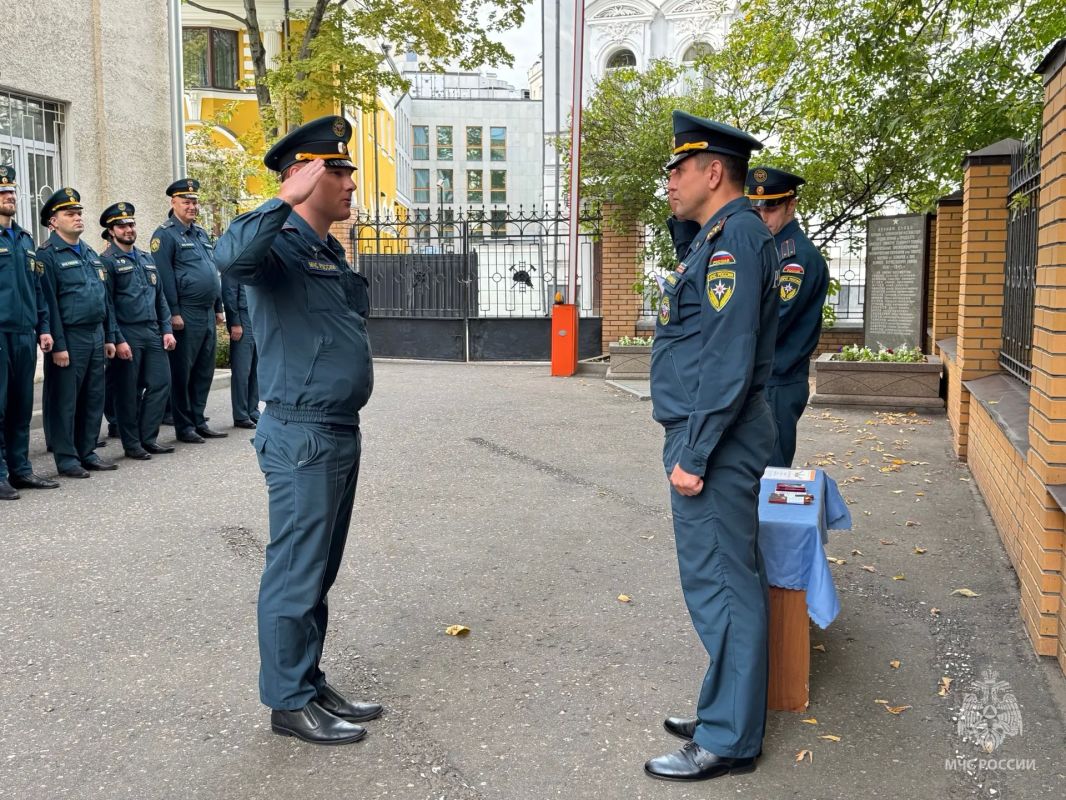 В Центральном округе столичного главка МЧС России состоялась церемония награждения личного состава и вручения специальных званий В Центральном округе столичного главка МЧС России состоялась церемония награждения личного состава и вручения специальных званий