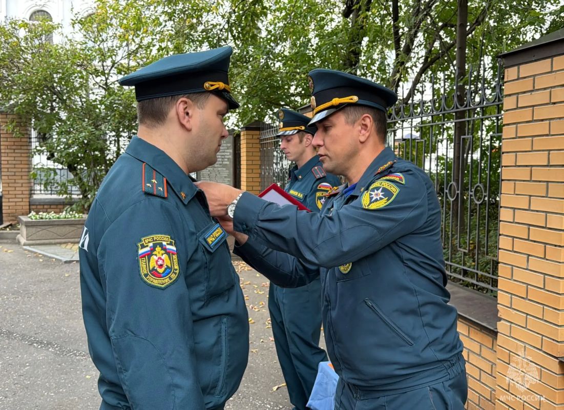 В Центральном округе столичного главка МЧС России состоялась церемония награждения личного состава и вручения специальных званий В Центральном округе столичного главка МЧС России состоялась церемония награждения личного состава и вручения специальных званий