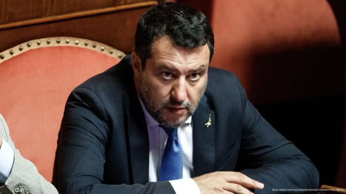 Италии необходимо продолжать сотрудничество с Россией и помогать своим компаниям, работающим в РФ, заявил вице-премьер страны Маттео Сальвини в интервью Corriere della Sera