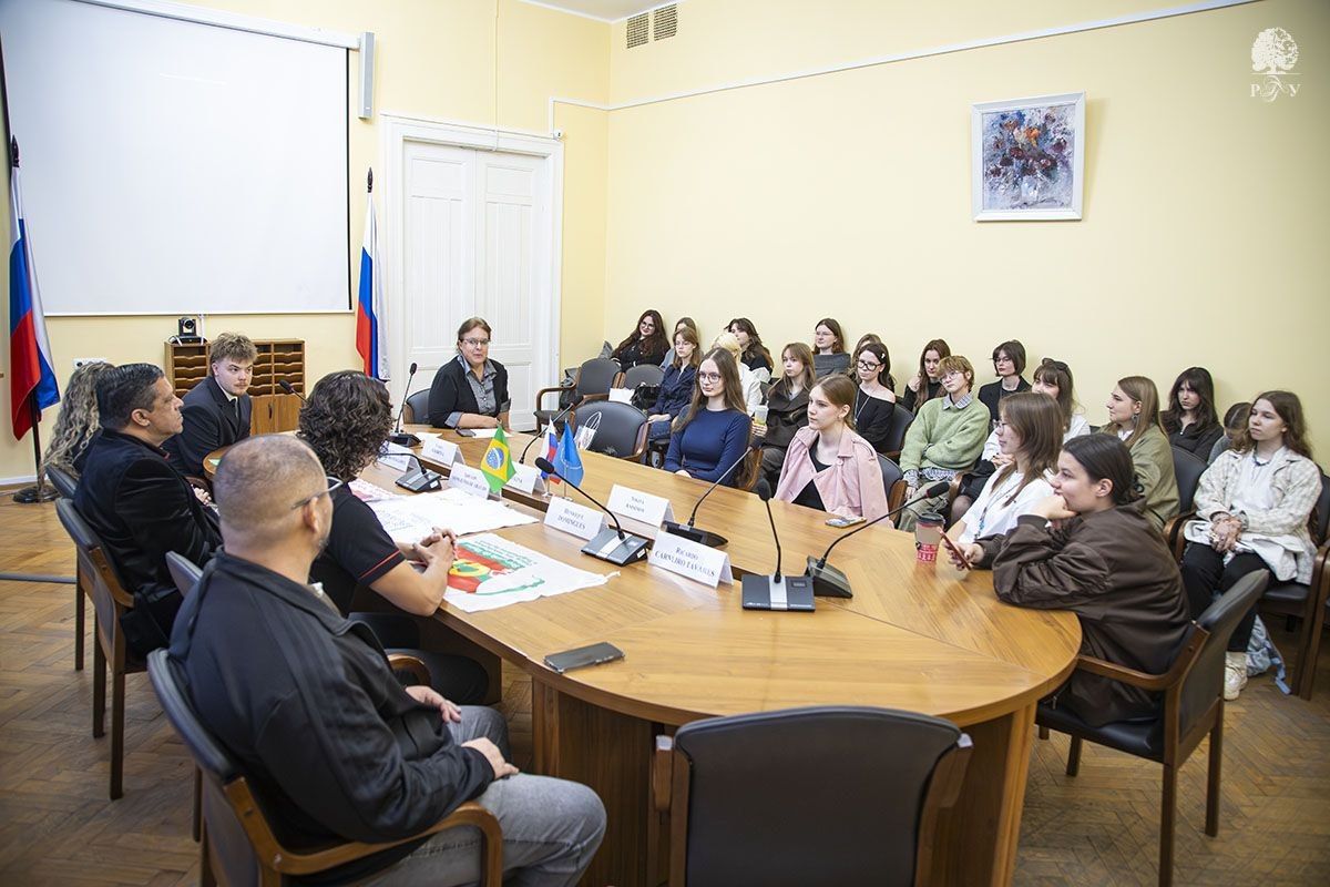 Встретились с делегацией бразильских профсоюзов в РГГУ Встретились с делегацией бразильских профсоюзов в РГГУ
