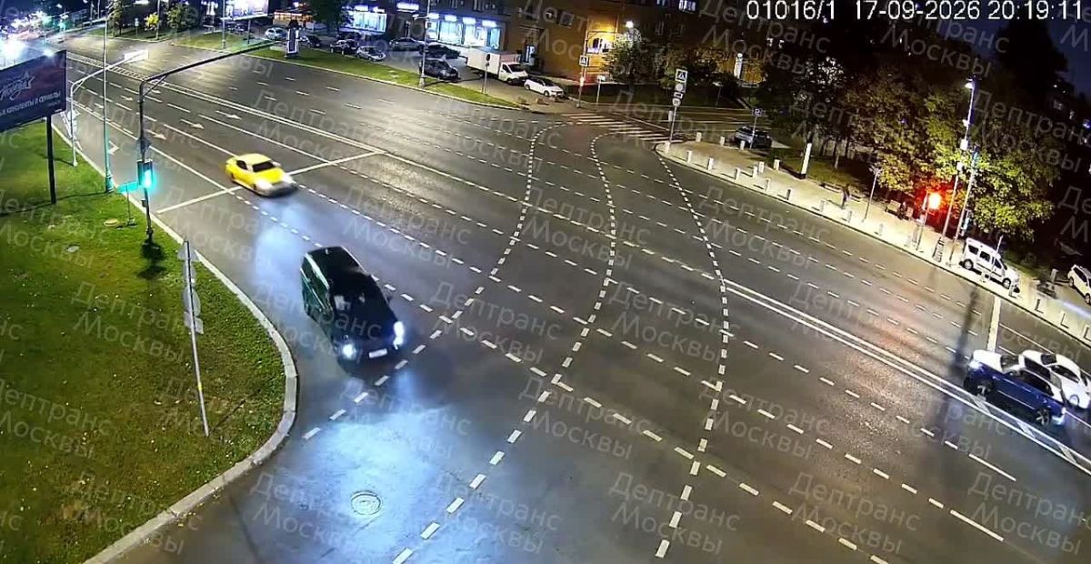 На улице Большие Каменщики столкнулись автомобиль и мотоцикл