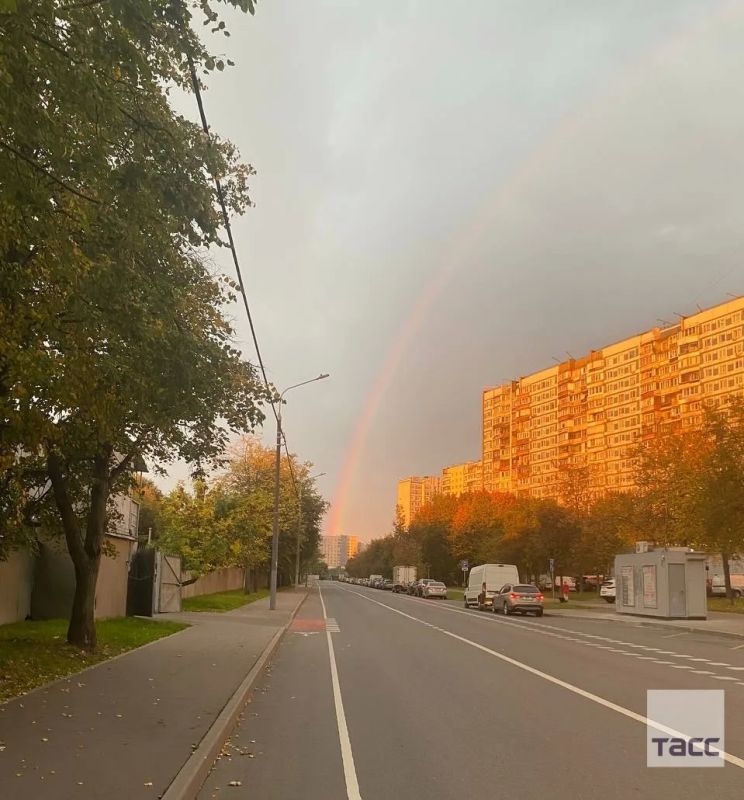 Рано утром на юге Москвы можно было увидеть радугу