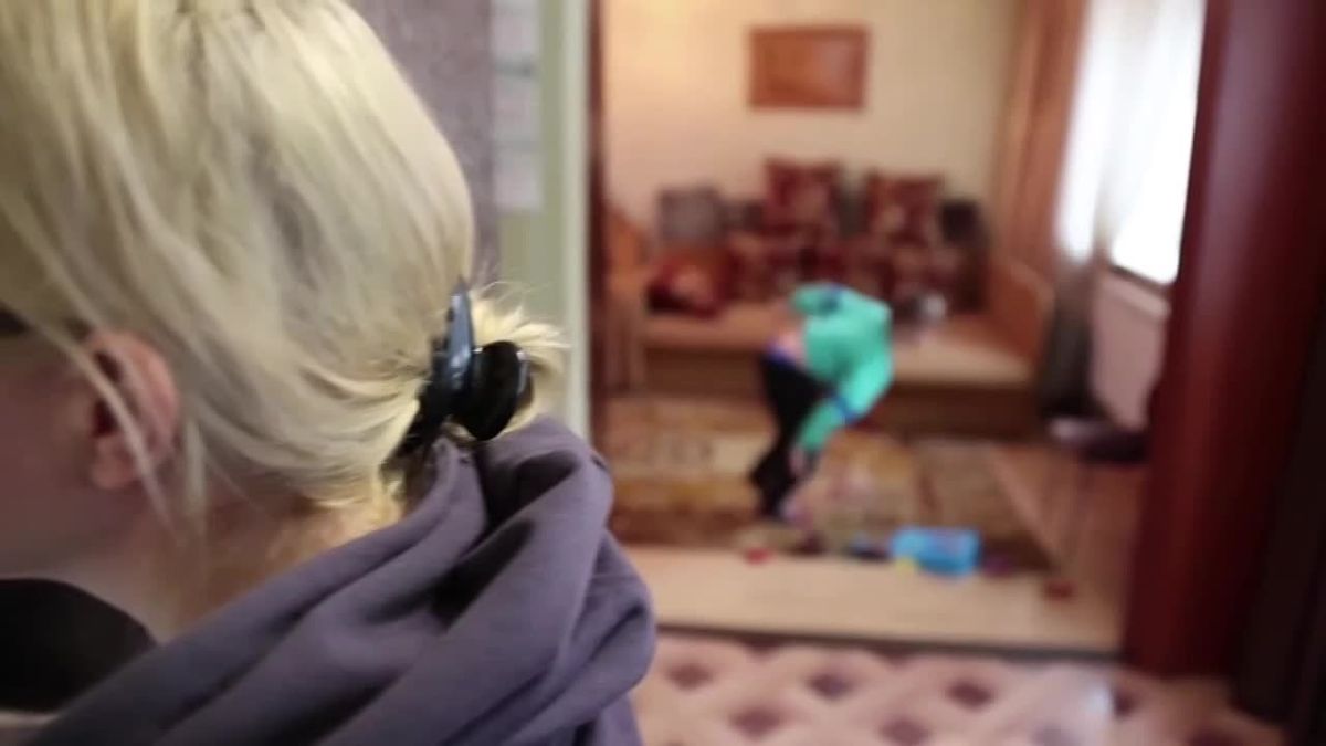 Не дай трагедии случиться. Большинство случаев падения из окон происходит, когда родители оставляют детей без присмотра всего на секунду