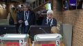 Иностранные наблюдатели из Турции, Индонезии, Лесото, Маврикия и Намибии следят за ходом голосования в первый день выборов в Госдуму на избирательном участке в Центральном Доме Актера в Москве, передает корреспондент ТАСС