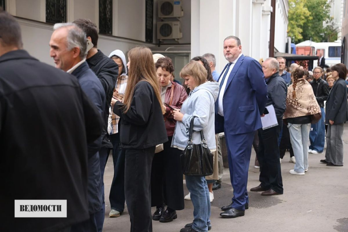 Большинство российских политиков и государственных деятелей предпочли проголосовать в первый день выборов. Большинство российских политиков и государственных деятелей предпочли проголосовать в первый день выборов.