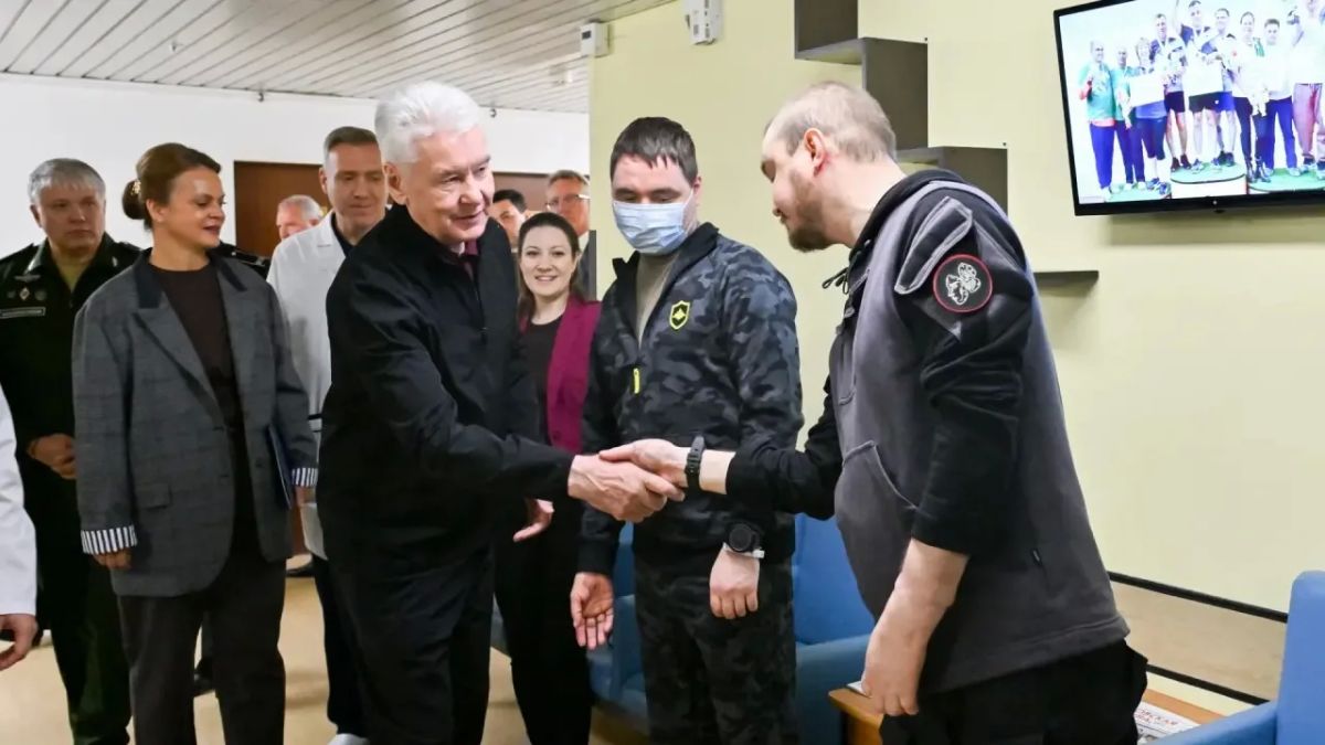 Сергей Собянин вместе с заместителем министра обороны Анной Цивилёвой посетил Госпиталь ветеранов войн №3. В Москве развернута сеть из пяти многопрофильных клиник, где проходят лечение и реабилитацию участники СВО со всей... Сергей Собянин вместе с заместителем министра обороны Анной Цивилёвой посетил Госпиталь ветеранов войн №3. В Москве развернута сеть из пяти многопрофильных клиник, где проходят лечение и реабилитацию участники СВО со всей...
