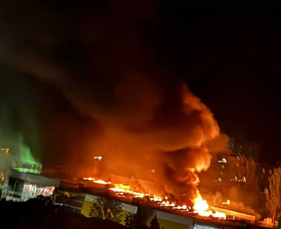 Во временно оккупированном Запорожье нанесён удар по торговому центру По сообщениям военных и местных каналов, сгорел ТЦ Амстор. Судя по первому видео, удар произошёл в 22 часа 38 минут по Москве. Рабочий график продолжающих... Во временно оккупированном Запорожье нанесён удар по торговому центру По сообщениям военных и местных каналов, сгорел ТЦ Амстор. Судя по первому видео, удар произошёл в 22 часа 38 минут по Москве. Рабочий график продолжающих...