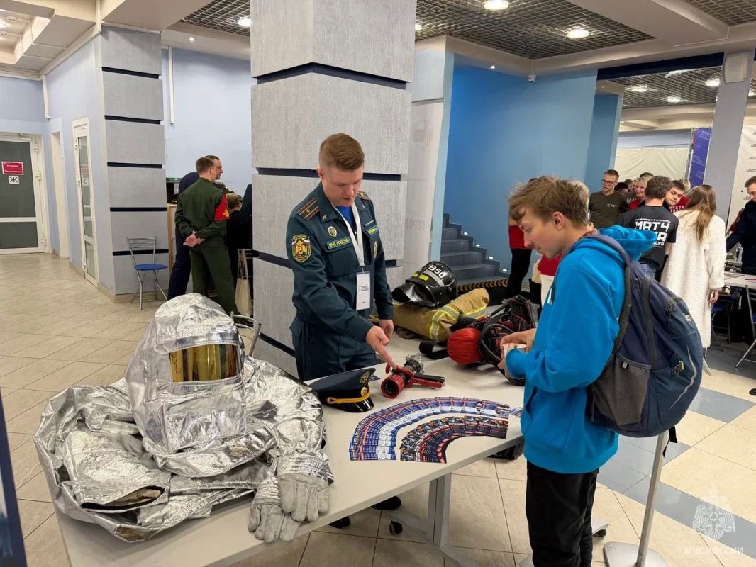 Сотрудники МЧС России приняли участие в общегородском патриотическом форуме «Герой моего района» Сотрудники МЧС России приняли участие в общегородском патриотическом форуме «Герой моего района»