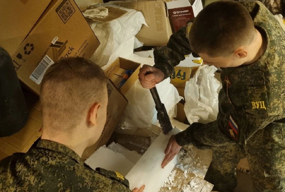 Студенты Финансового университета изготовили сети и окопные свечи
