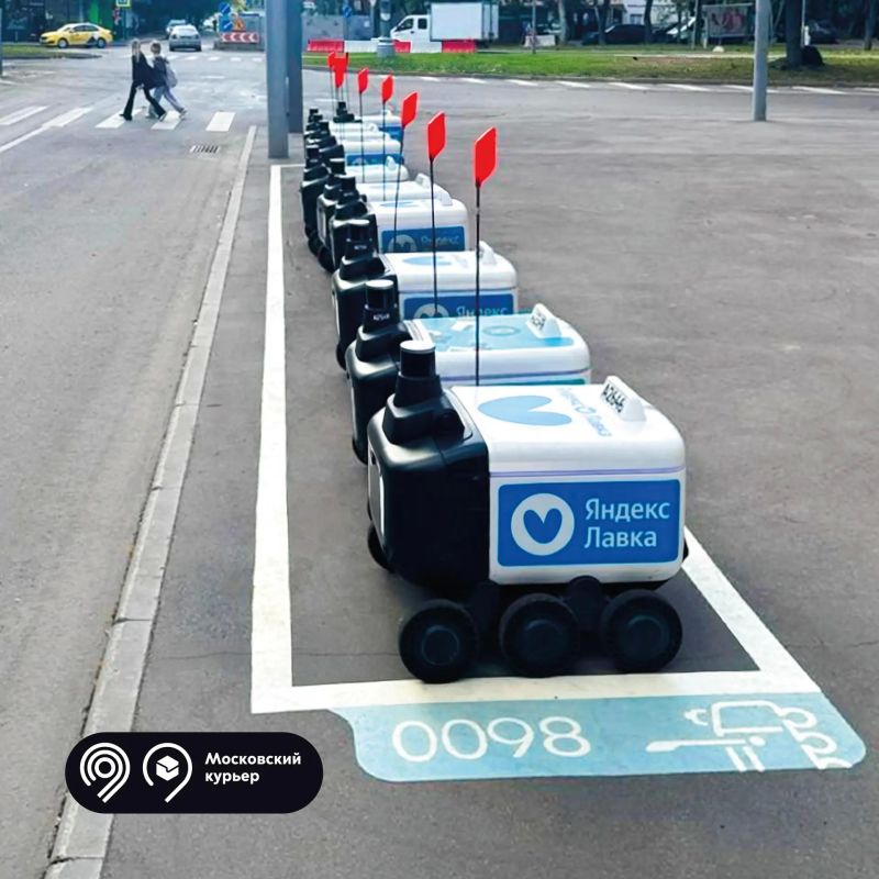 Обустроили специальные парковки для роботов-курьеров в Москве