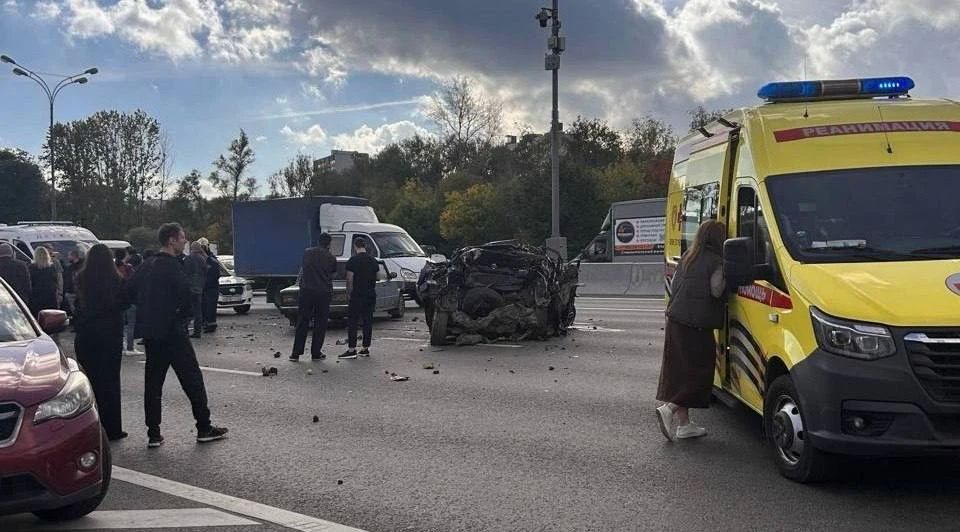 Один человек погиб, двое пострадали в массовой аварии в районе 104 км МКАД