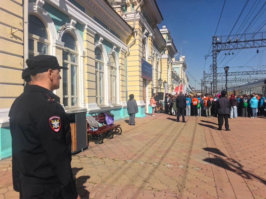 Транспортные полицейские Прибайкалья обеспечили охрану общественного порядка и безопасности граждан в ходе встречи поезда «Путешествие мечты» Транспортные полицейские Прибайкалья обеспечили охрану общественного порядка и безопасности граждан в ходе встречи поезда «Путешествие мечты»