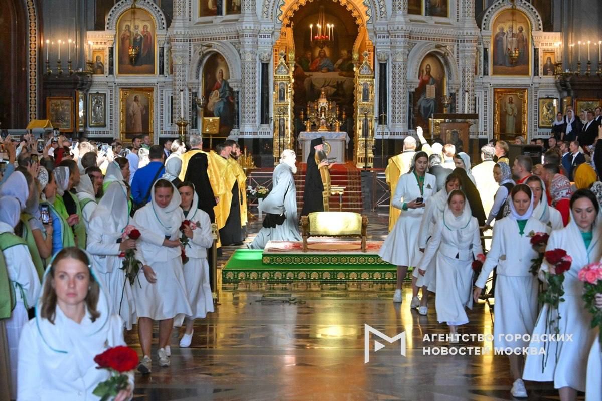 Мощи святителя Спиридона Тримифунтского вынесли из Храма Христа Спасителя Мощи святителя Спиридона Тримифунтского вынесли из Храма Христа Спасителя