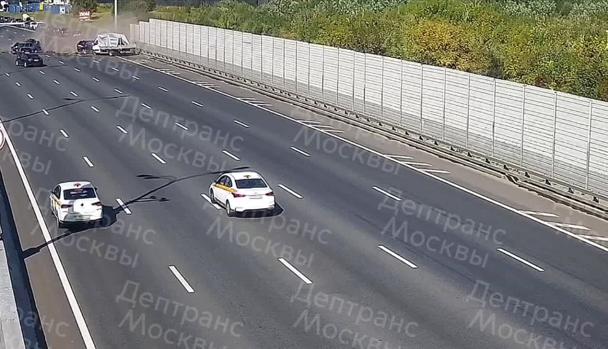 Дептранс публикует видео жёсткого ДТП на 103-м километре МКАД