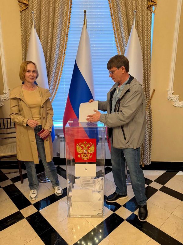 Остаётся несколько часов до окончания голосования на избирательном участке, открытом в Генконсульстве России в Нью-Йорке Остаётся несколько часов до окончания голосования на избирательном участке, открытом в Генконсульстве России в Нью-Йорке