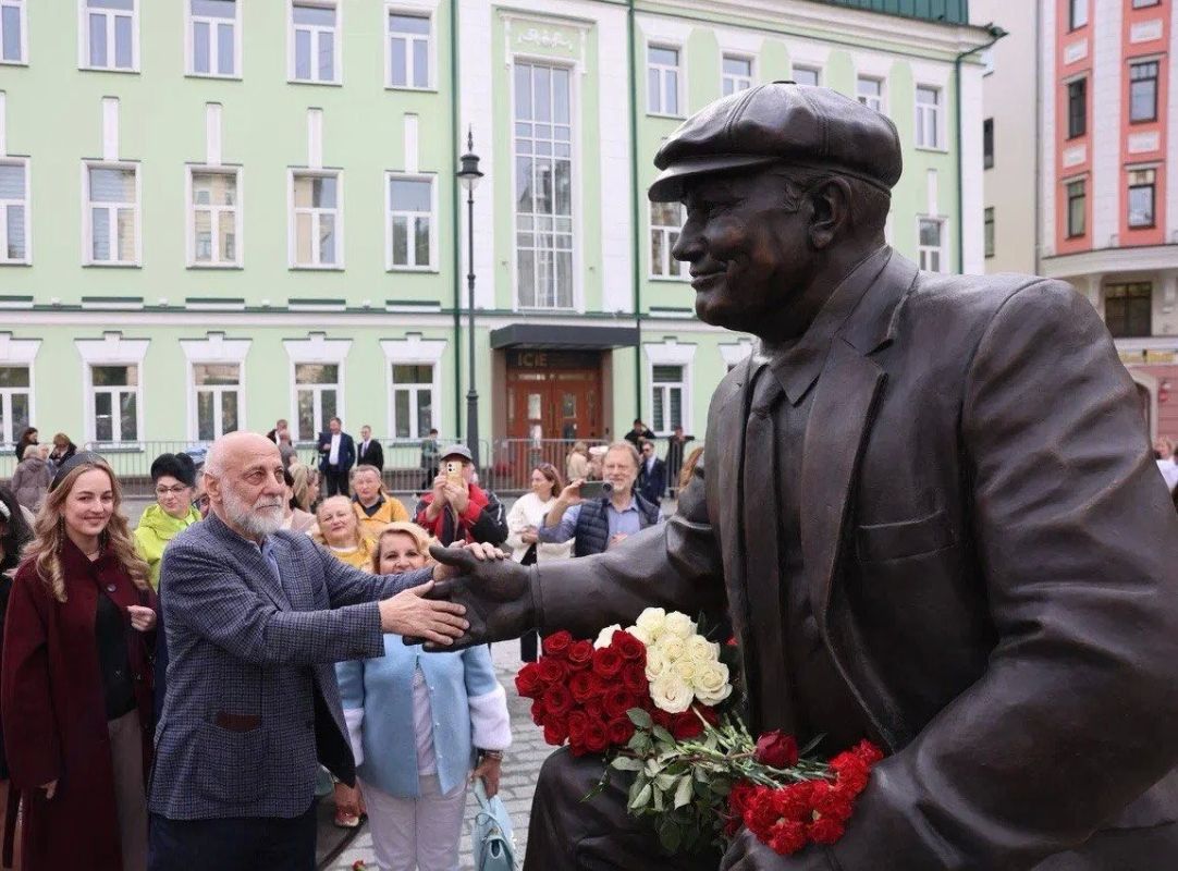 Алексей Шапошников: Сегодня на Сретенке открыли памятник Юрию Михайловичу Лужкову – рядом с Академией управления, которая носит его имя Алексей Шапошников: Сегодня на Сретенке открыли памятник Юрию Михайловичу Лужкову – рядом с Академией управления, которая носит его имя