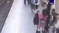 Полицейские задержали мужчину, который напал на девушку на станции метро "Театральная", сообщили в МВД