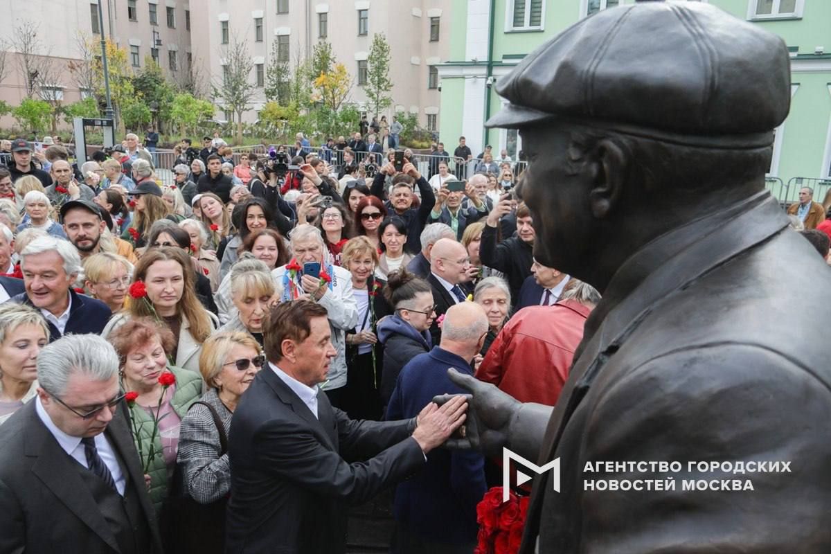 В Большом Сухаревском переулке открыли памятник бывшему мэру Москвы Юрию Лужкову В Большом Сухаревском переулке открыли памятник бывшему мэру Москвы Юрию Лужкову