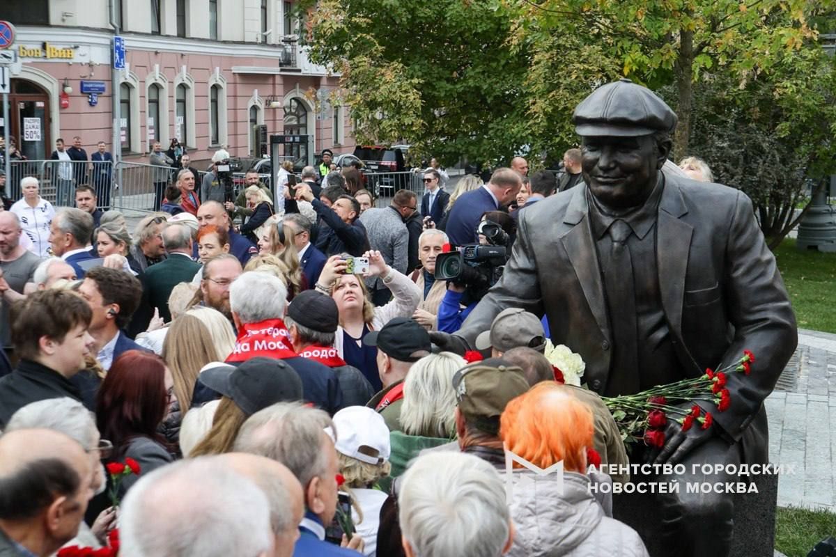 В Большом Сухаревском переулке открыли памятник бывшему мэру Москвы Юрию Лужкову В Большом Сухаревском переулке открыли памятник бывшему мэру Москвы Юрию Лужкову