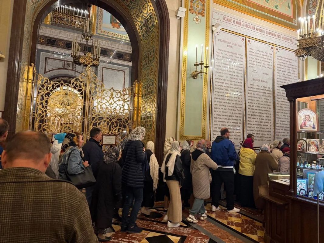 Сотрудники ГВСУ СК России и члены их семей приняли участие в торжественных проводах мощей святителя Спиридона Тримифунтского Сотрудники ГВСУ СК России и члены их семей приняли участие в торжественных проводах мощей святителя Спиридона Тримифунтского