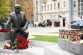 Памятник экс-мэру Москвы Юрию Лужкову открыли в столице в день его 90-летия