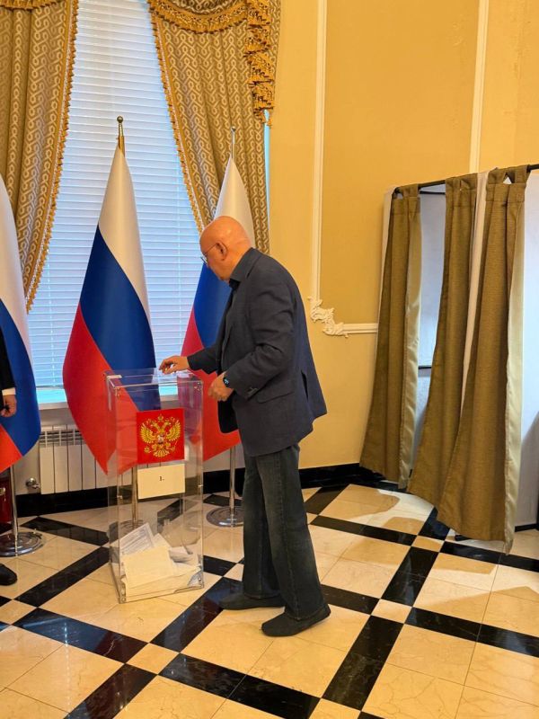 Остаётся несколько часов до окончания голосования на избирательном участке, открытом в Генконсульстве России в Нью-Йорке Остаётся несколько часов до окончания голосования на избирательном участке, открытом в Генконсульстве России в Нью-Йорке