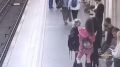 «Я ничего не сделал».. Мужчина набросился на девушку на станции метро «Театральная» в Москве — сбил ее с ног, а потом плюнул в форточку поезда, сообщили в МВД