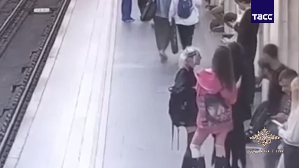 Полицейские задержали мужчину, который напал на девушку на станции метро "Театральная", сообщили в МВД