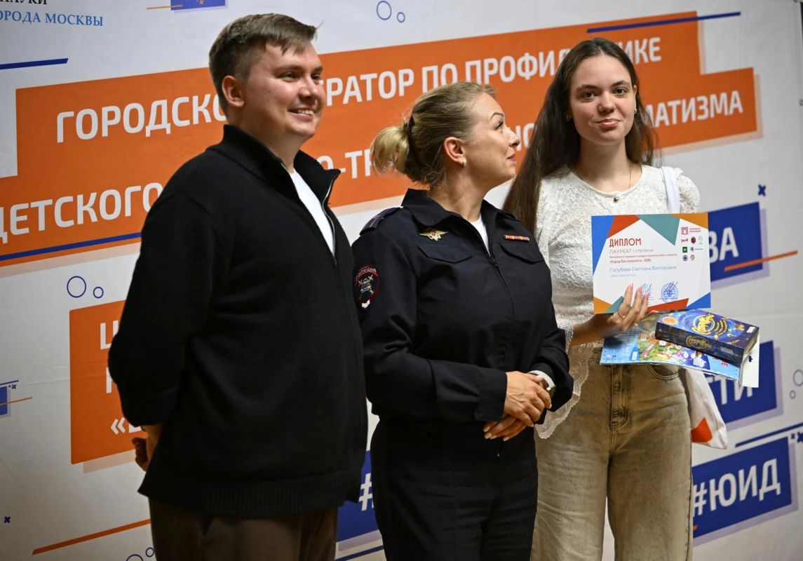 У здания Управления Госавтоинспекции Москвы открылась выставка детских рисунков по безопасности дорожного движения «Город без опасности» У здания Управления Госавтоинспекции Москвы открылась выставка детских рисунков по безопасности дорожного движения «Город без опасности»