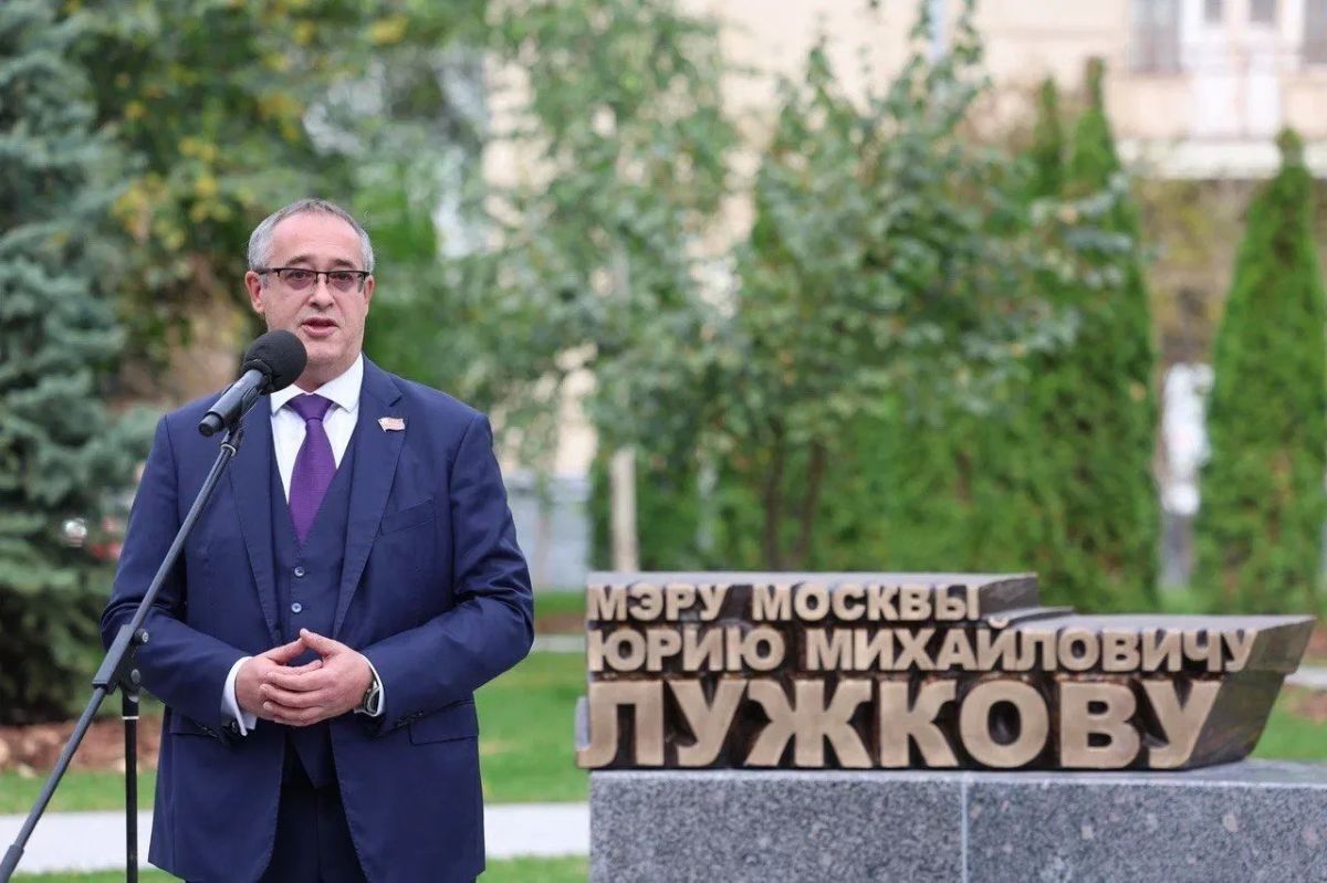 Алексей Шапошников: Сегодня на Сретенке открыли памятник Юрию Михайловичу Лужкову – рядом с Академией управления, которая носит его имя Алексей Шапошников: Сегодня на Сретенке открыли памятник Юрию Михайловичу Лужкову – рядом с Академией управления, которая носит его имя
