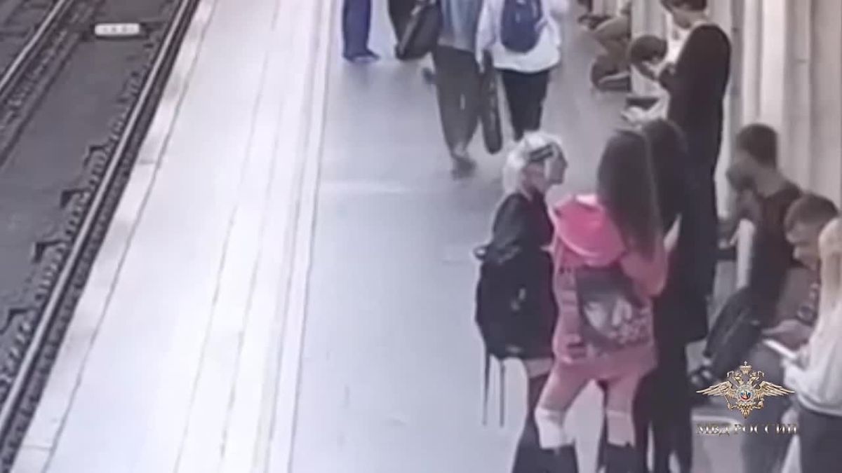 «Я ничего не сделал».. Мужчина набросился на девушку на станции метро «Театральная» в Москве — сбил ее с ног, а потом плюнул в форточку поезда, сообщили в МВД