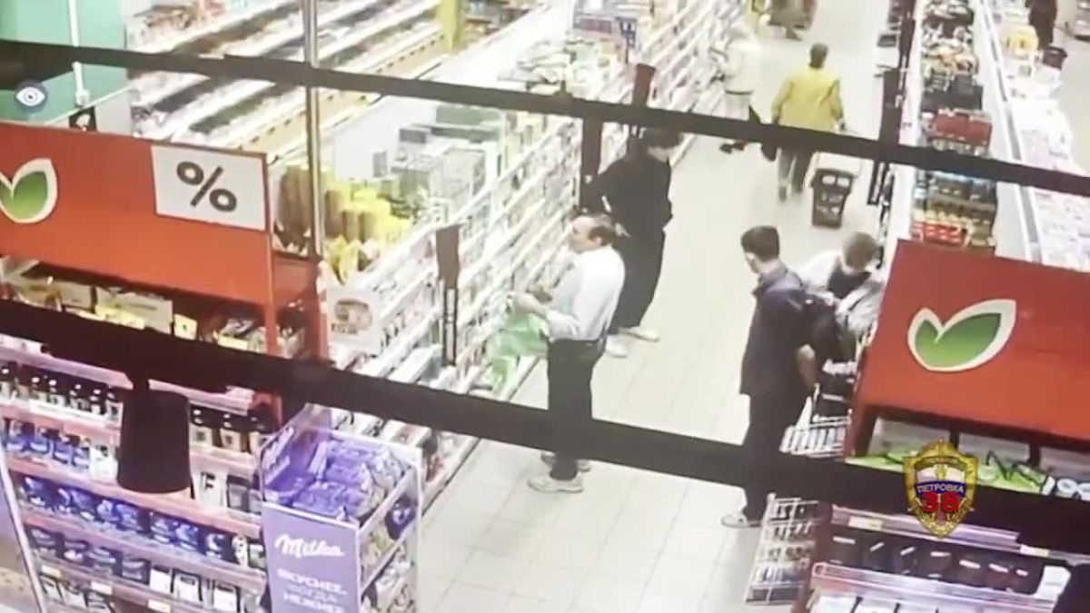 На юге Москвы сотрудники полиции задержали двоих молодых людей, которые пытались украсть товары из магазина