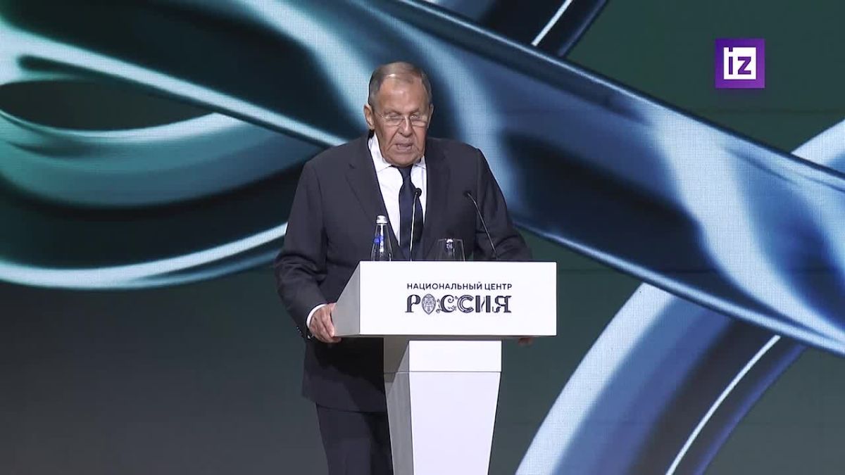 Западные медиа абсолютно бездоказательно возлагают вину на Россию за появление неких дронов в Европе, тем самым разыгрываются "информационные карты", заявил Сергей Лавров