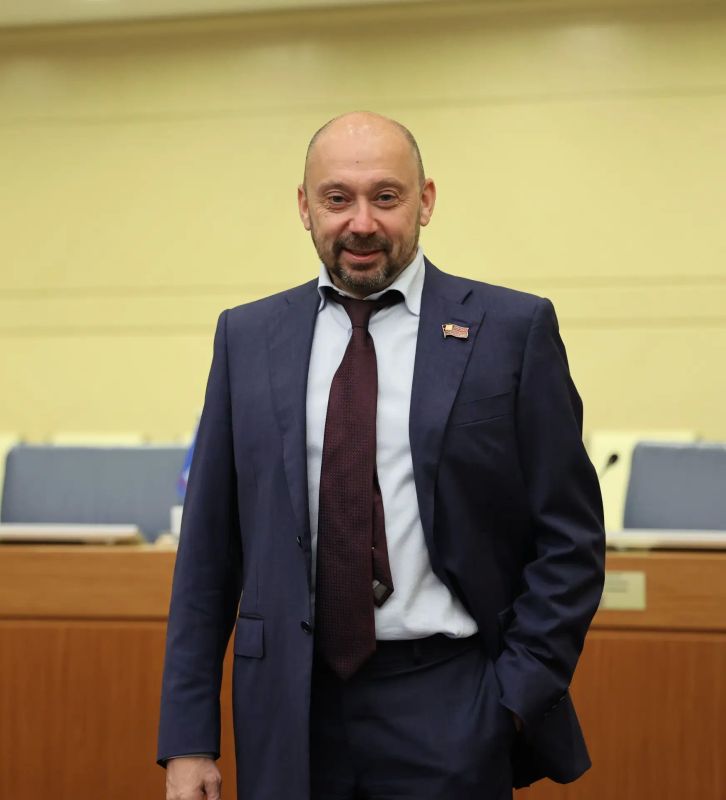 Член комиссии МГД по транспорту и развитию дорожно-транспортной инфраструктуры Алексей Кучмин (фракция партии «Единая Россия») пригласил столичных школьников к участию в ежегодной всероссийской онлайн-олимпиаде «Безопасные... Член комиссии МГД по транспорту и развитию дорожно-транспортной инфраструктуры Алексей Кучмин (фракция партии «Единая Россия») пригласил столичных школьников к участию в ежегодной всероссийской онлайн-олимпиаде «Безопасные...