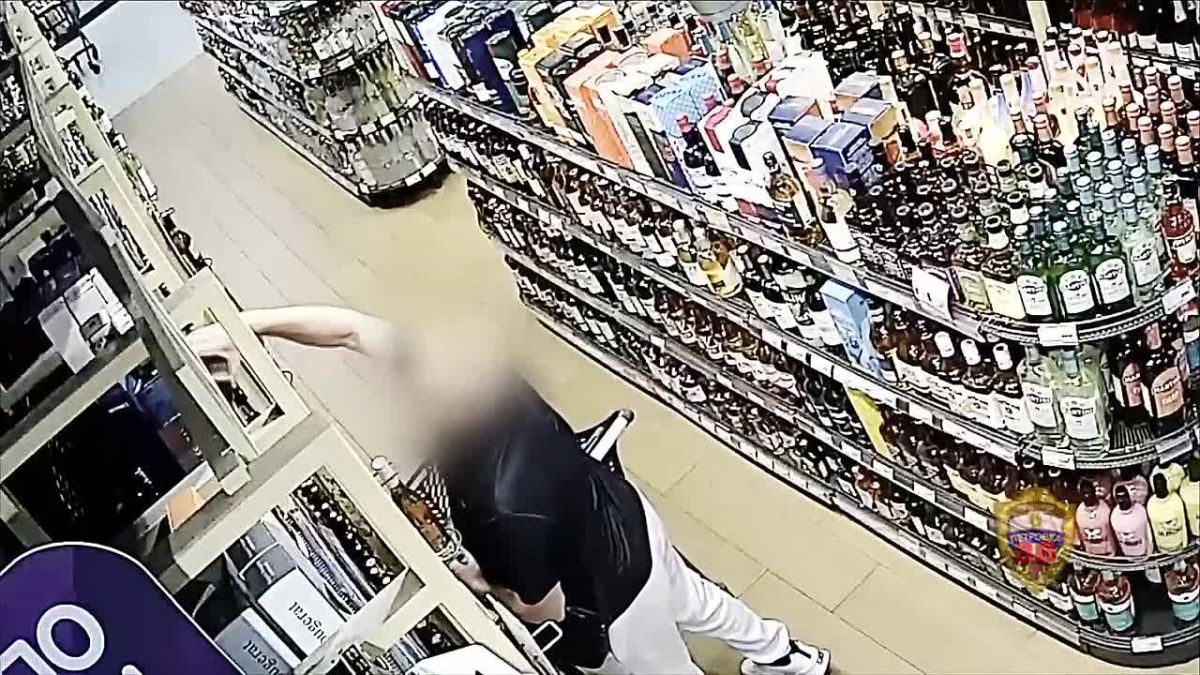 Попался на горячем: столичные полицейские раскрыли кражу элитного алкоголя из магазина